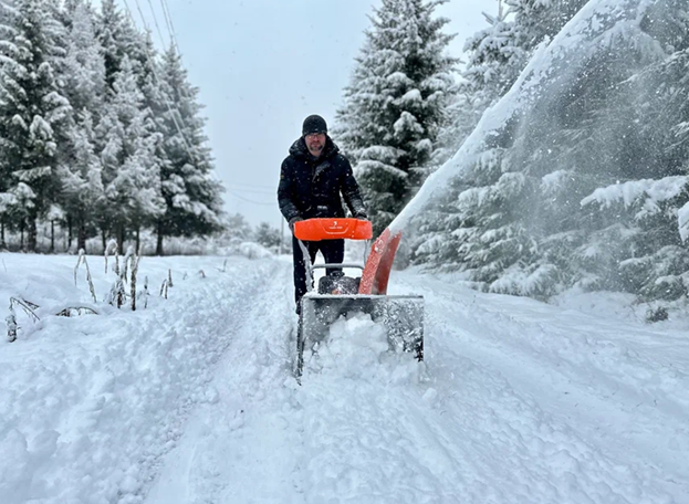 Дальность выброса снега до 12 метров и возможность регулировки передач (6 вперед, 2 назад) делают его идеальным выбором для уборки снега на различных поверхностях.
