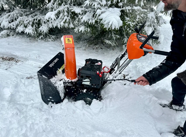 Удобная регулировка угла выброса снега в 180°

