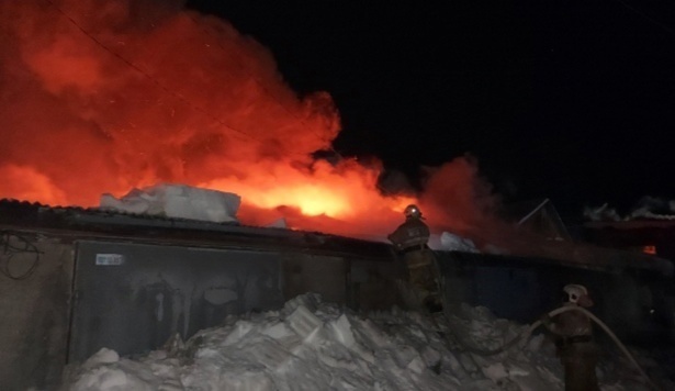    В Игриме на пожаре в гаражных боксах сгорели восемь единиц техники