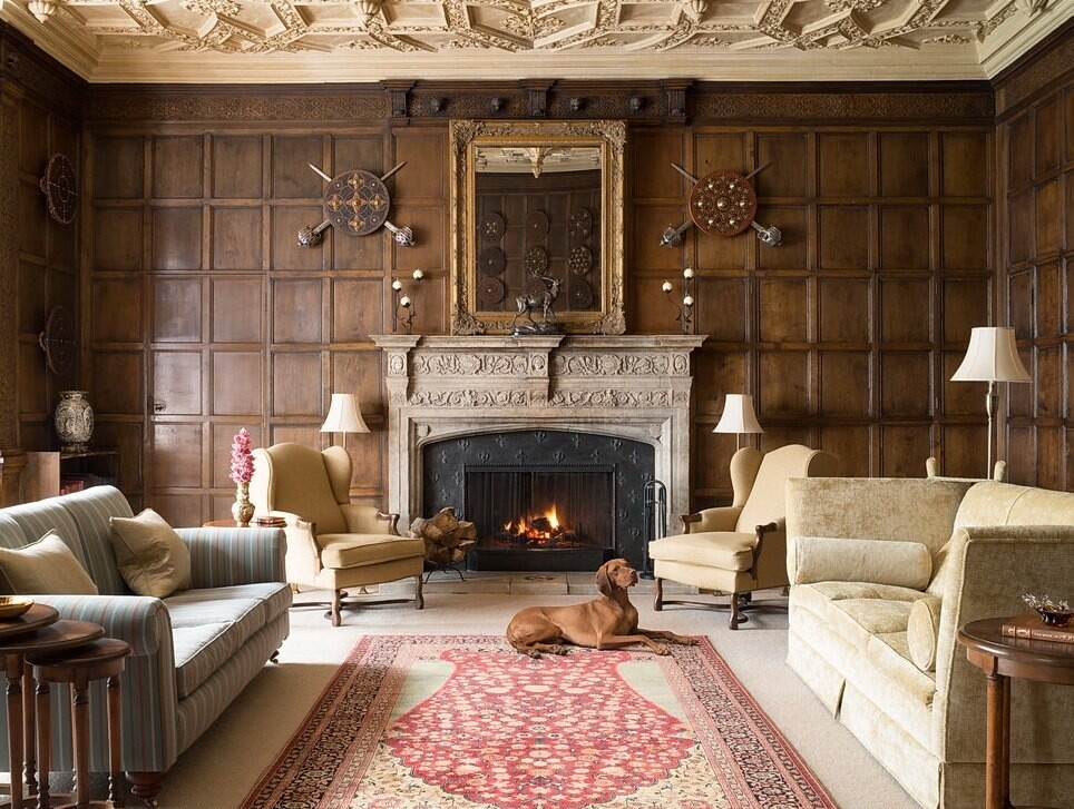     Камин — главное украшение гостиной в романском стиле