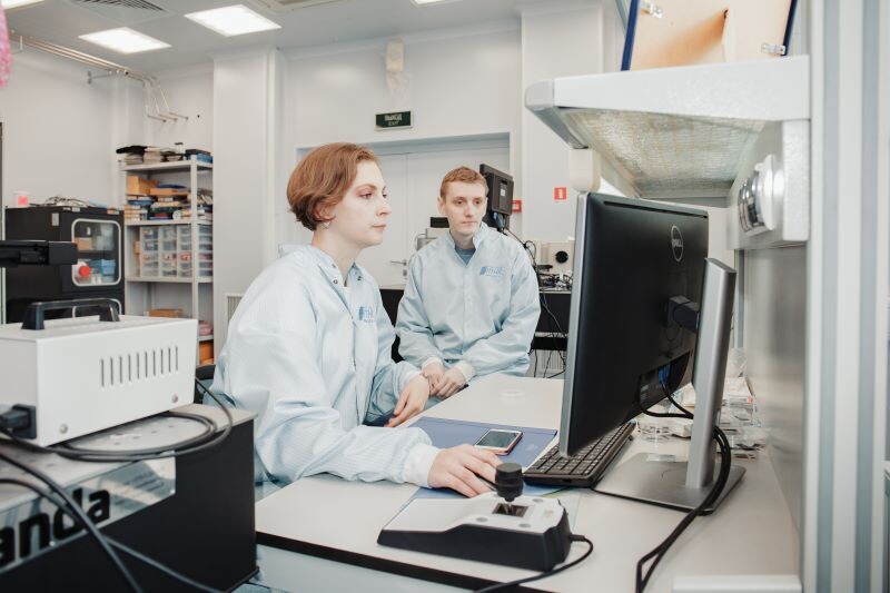 Сотрудники Института ПМТ в лаборатории «Материалы и устройства активной фотоники»