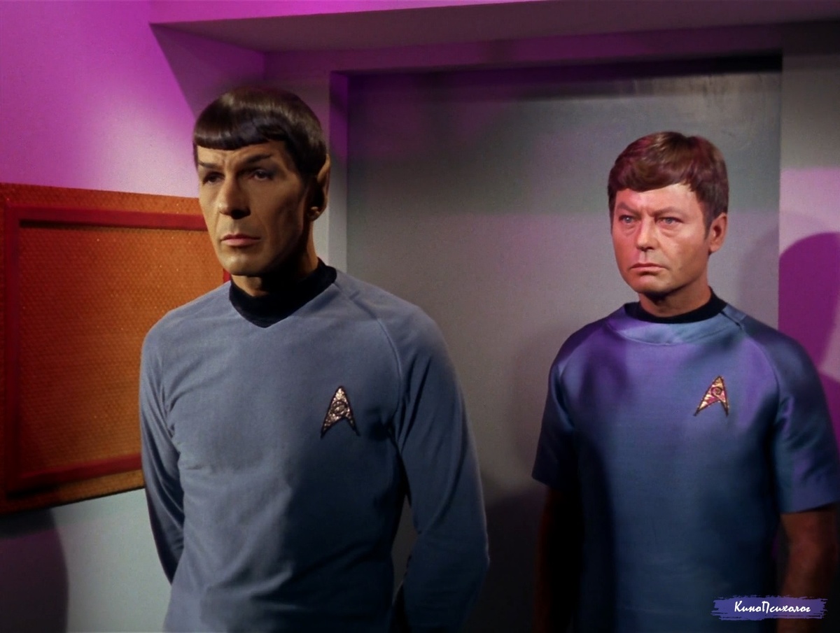 "Star trek", скриншот. Мистер Спок и доктор Маккой.