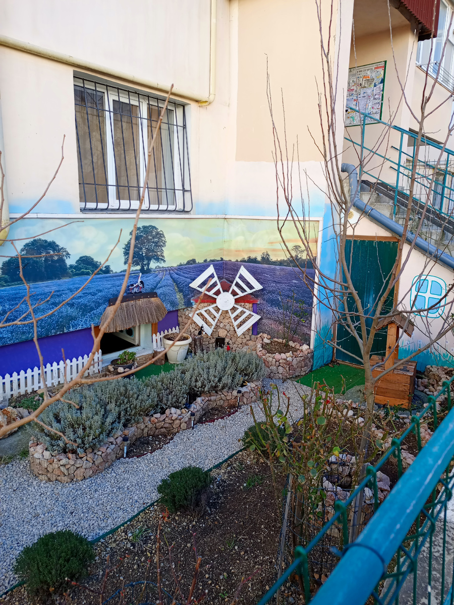 Вот такую красоту навели жители возле одной из пятиэтажек. Сегодня выходили со Снупиком на перерыв, и порадовались 😁