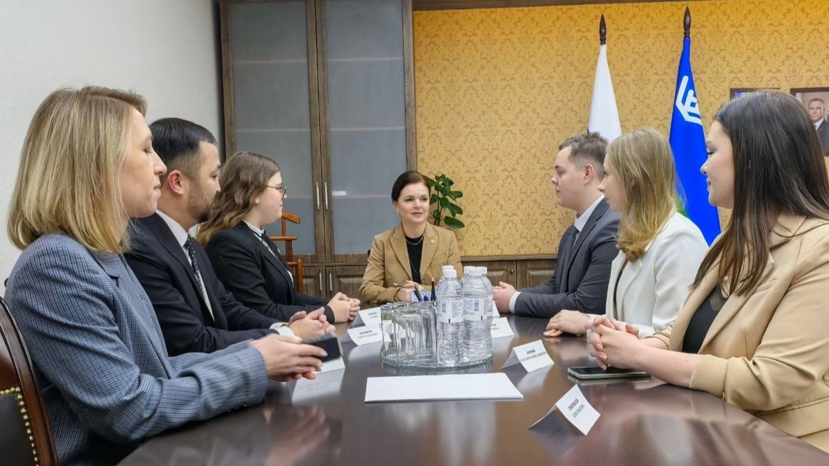    Школьники проходят стажировку в правительстве Югры