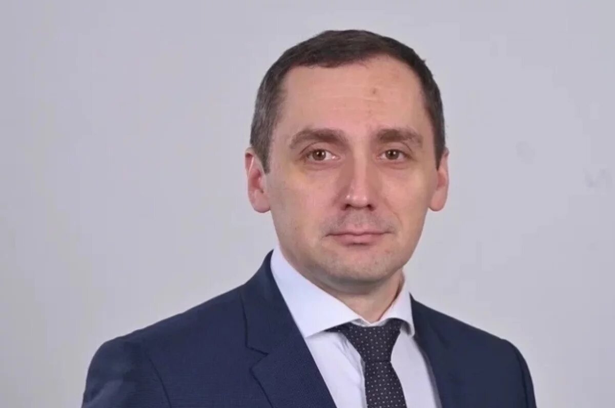    Владимиру Костину 40 лет, он родился в Кирове, окончил Вятский государственный университет