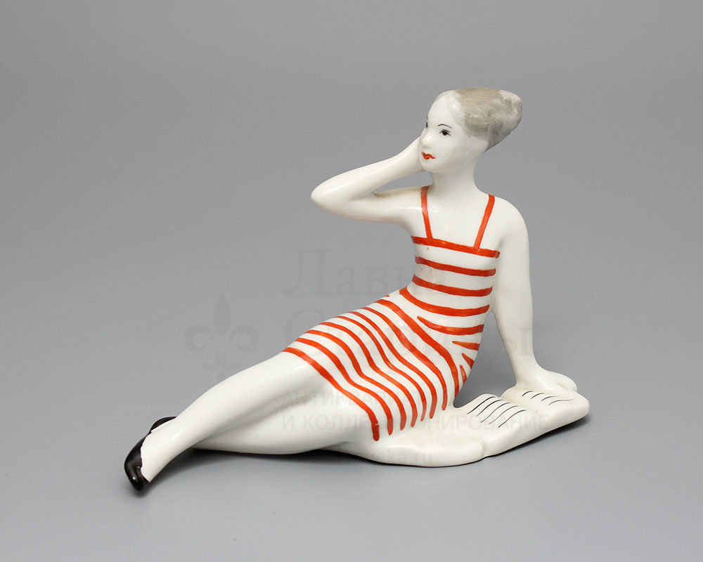 Статуэтка «Девушка с книгой» (На отдыхе), скульптор С. И. Вайнштейн-Машурина (Асерьянц), Сысертский фарфоровый завод, 1960-е. 