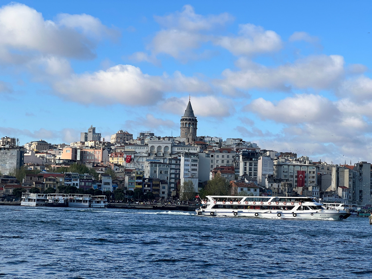 Вид с Эминёню на Галату. 