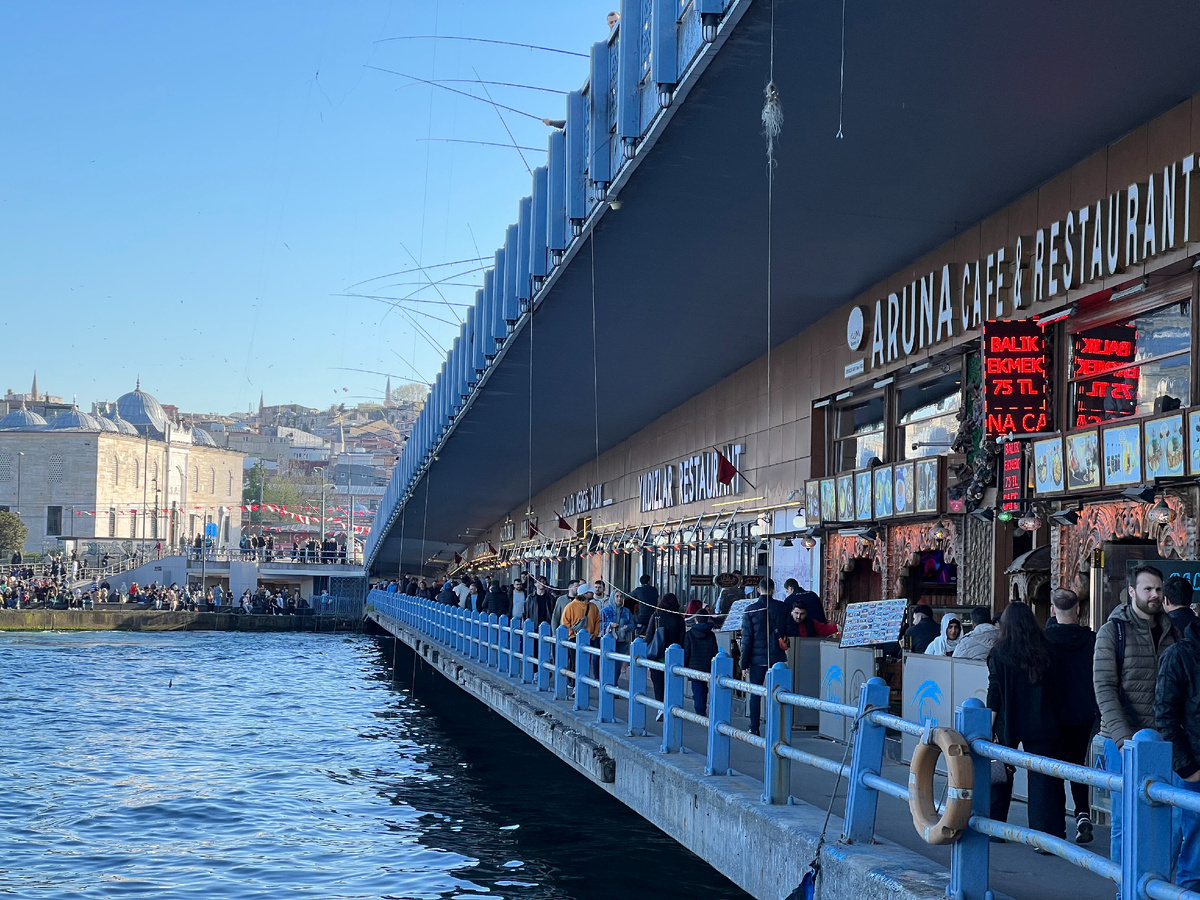 Галатский мост живёт своей жизнью. Рыбаки активно трудятся. 