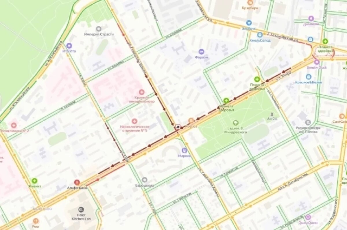    Автомобили и автобусы встали в огромной пробке из-за ДТП с КамАЗом в Перми