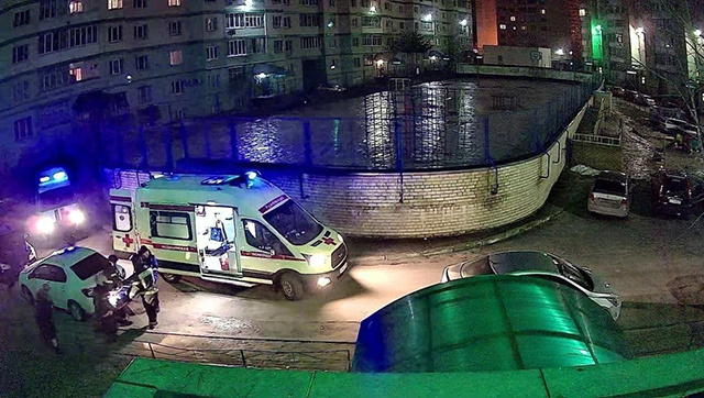 В Твери этой ночью из окна многоэтажки выпала девочка