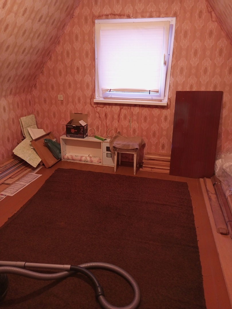 Это когда уже кровать вынесли, вид от двери