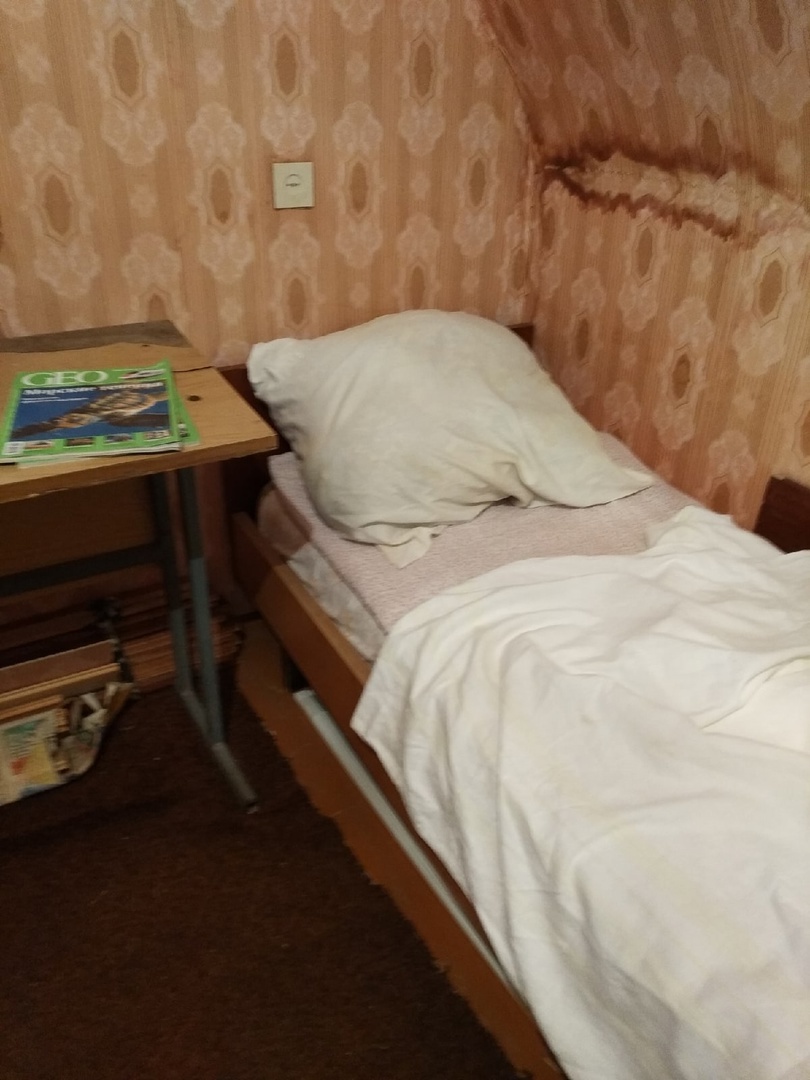 А тут с кроватью и партой из института) И с результатом текущей крыши на стене