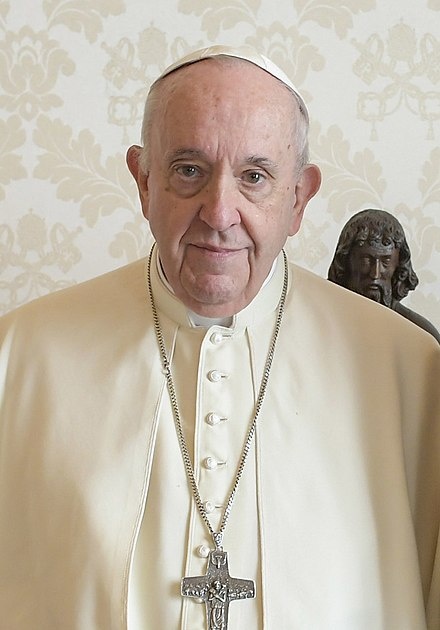Ссылка на фото https://ru.m.wikipedia.org/wiki/Папство#/media/Файл%3APortrait_of_Pope_Francis_(2021).jpg