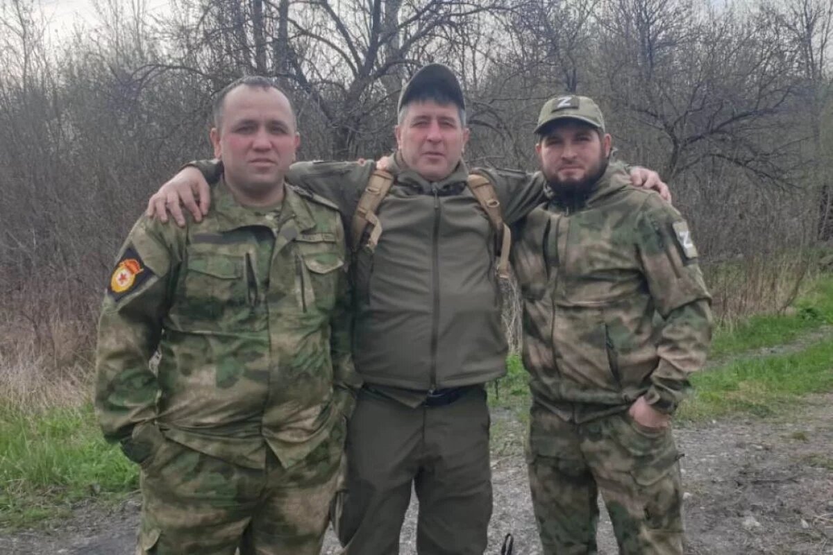    Магомед ( в центре) с родным братом Ибрагимом (слева) и двоюродным братом Зиявудином.