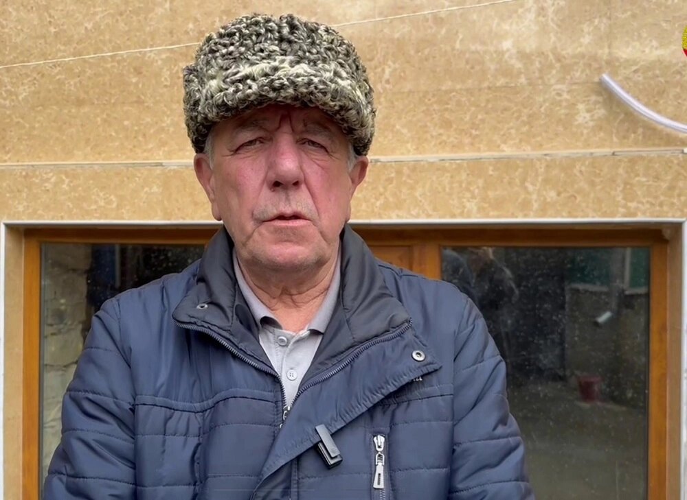    Отец за сыновей переживает, но в их преданности Родине не сомневается. Фото: Кадр из видео/администрация Буйнакского района Дагестана