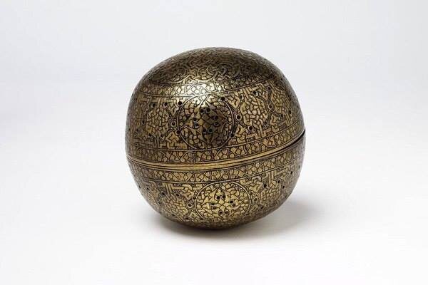 Внутрь, в керамическую полость, насыпали угли, и можно было греть озябшие пальцы.