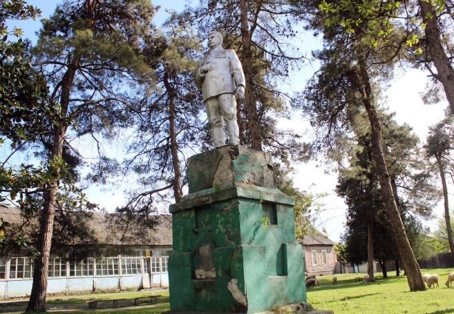 Памяьтник Сталину в Азербайджане. Неухоженный, правда, зато старинный