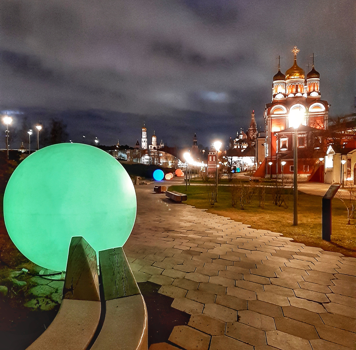 Парк «Зарядье». Новогодняя Москва 2025. Январь 2025 года. Кругом - зелёная трава)))