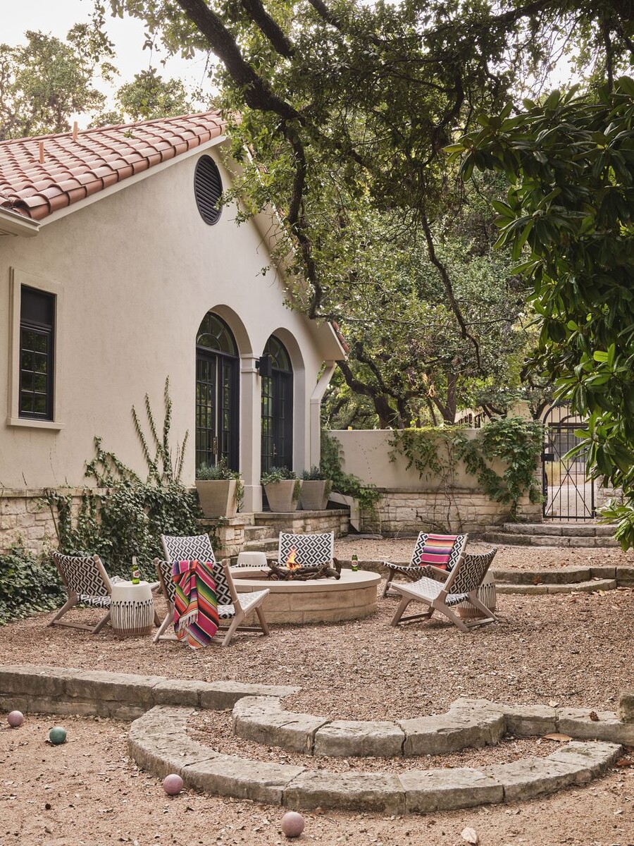 Зона отдыха с костром возле дома. 