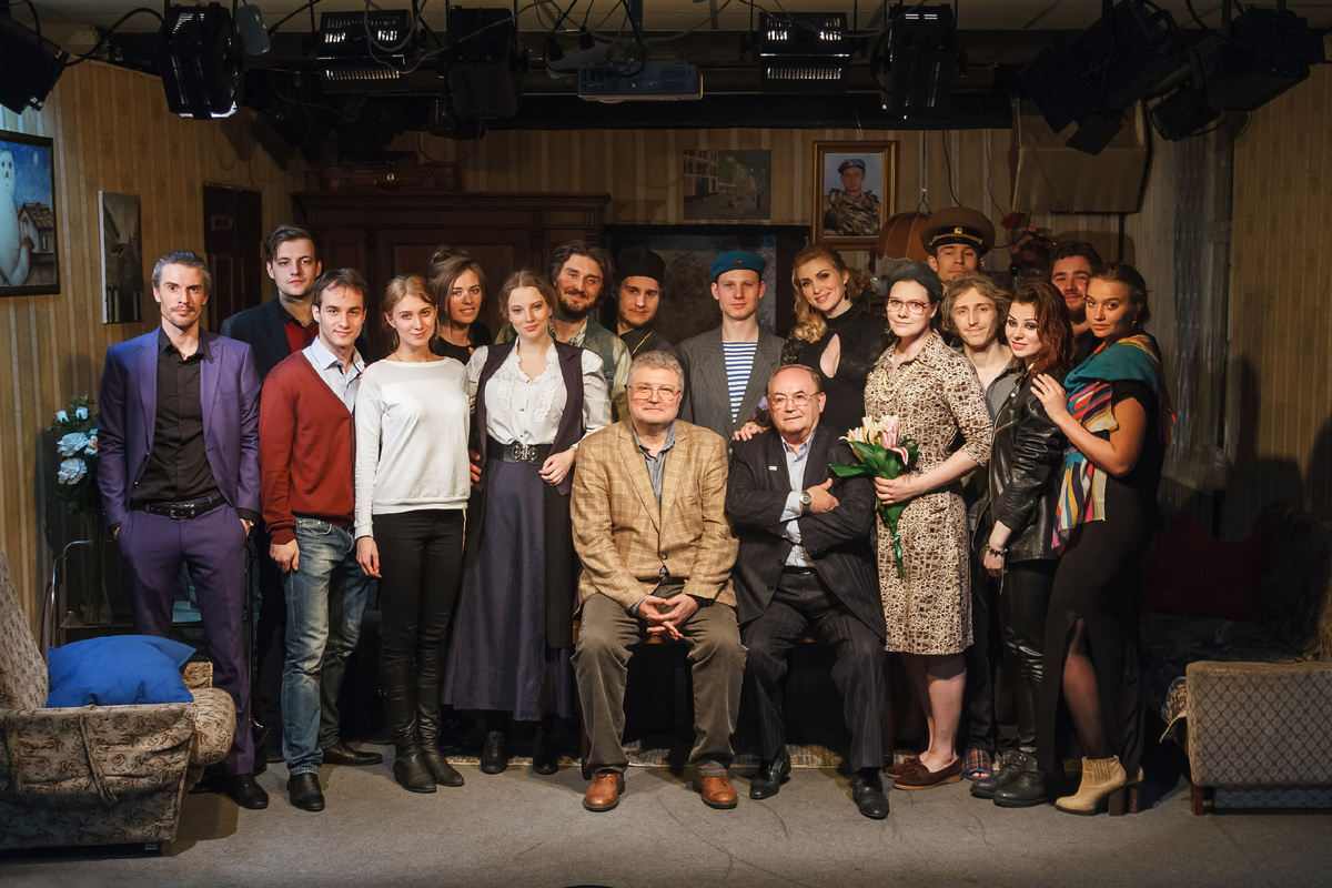 Юрий Поляков (в центре) с актерами, сыгравшими в спектакле "Одноклассники". Театр-студия Всеволода Шиловского.