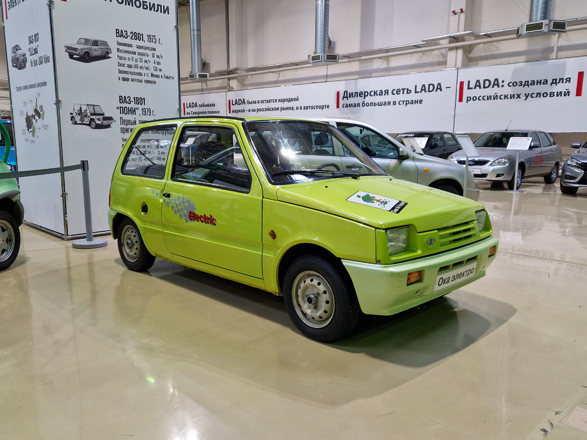 Ока выглядит так же, как и её бензиновый собрат. Даже пробка топливного бака на месте. Однако под ней здесь прячется вилка для бытовой розетки.