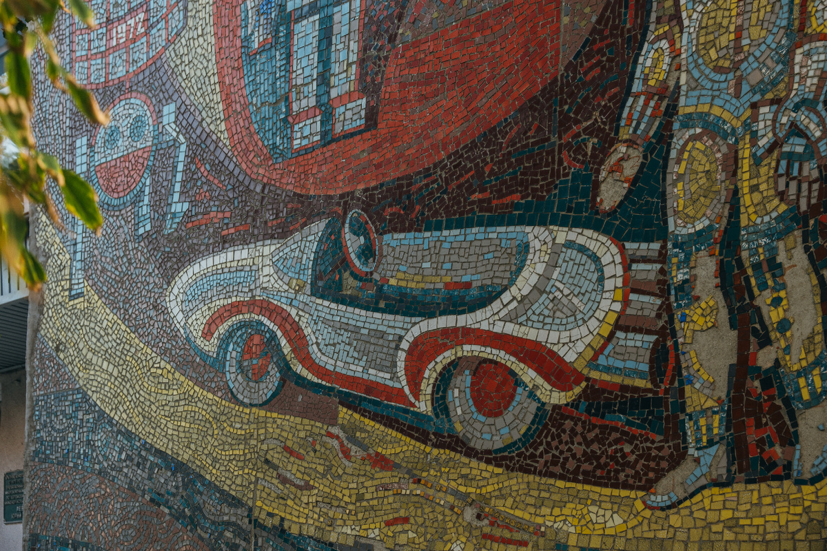 В центре панно — автомобиль