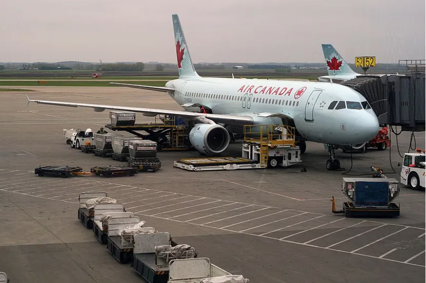 Самолёт Air Canada A320 ожидает взлёта у выхода на посадку в аэропорту. Источник изображения: AirlinesFleet.com