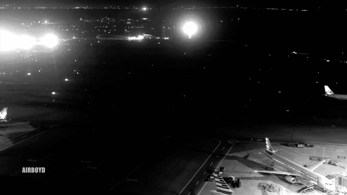 Полный ролик с камер видеонаблюдения в момент попытки посадки и ухода на второй круг. Источник видео: NTSB