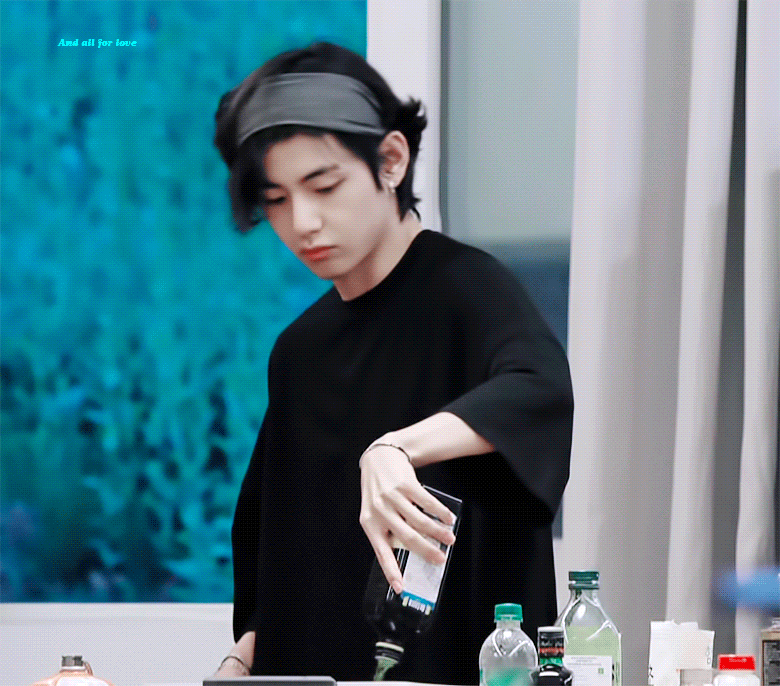 Опять жена на  собрании у руководства ...