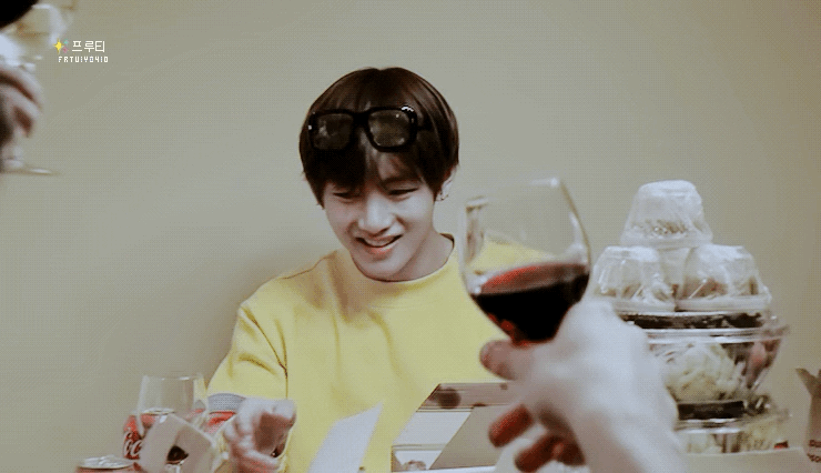 Нет ... похоже не страдает без семьи ...