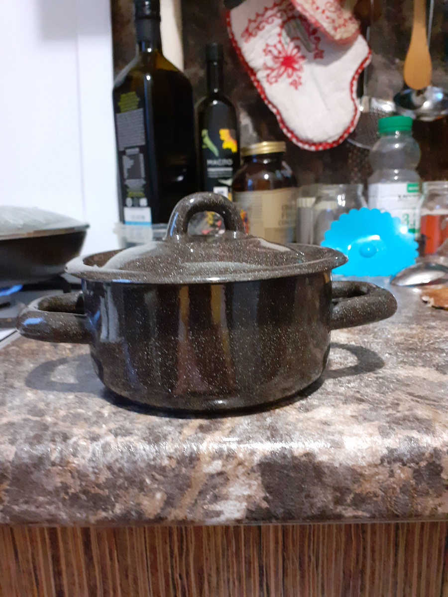 Эмалированная металлическая кастрюлька