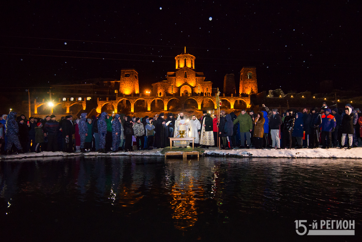 Крещение Господне в самом высокогорном в России Свято-Успенском мужском монастыре, расположенном в Северной Осетии, возле горной реки Фиагдон. Автор фото: Константин 15-Фарниев