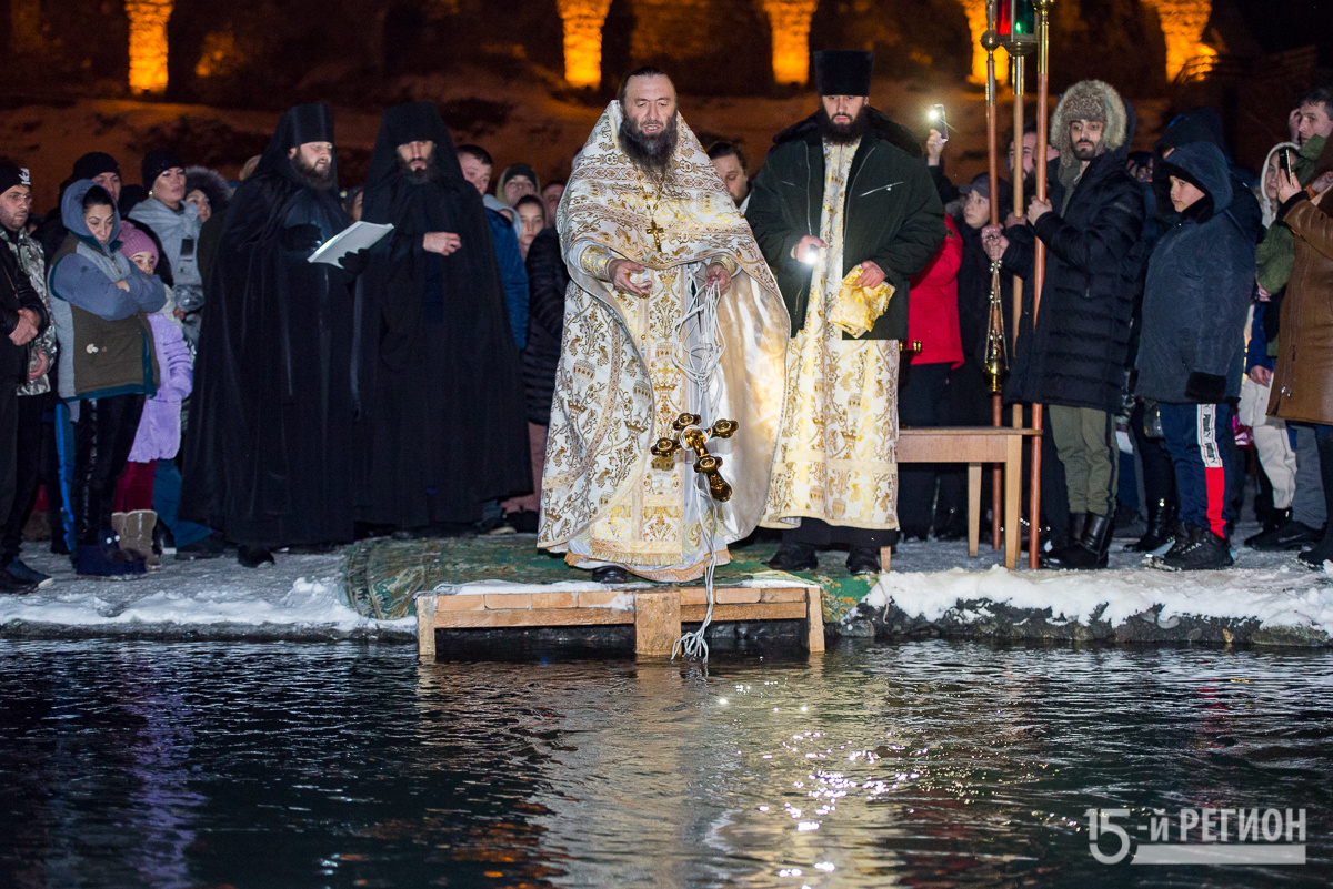 Крещение Господне в самом высокогорном в России Свято-Успенском мужском монастыре, расположенном в Северной Осетии, возле горной реки Фиагдон. Автор фото: Константин 15-Фарниев