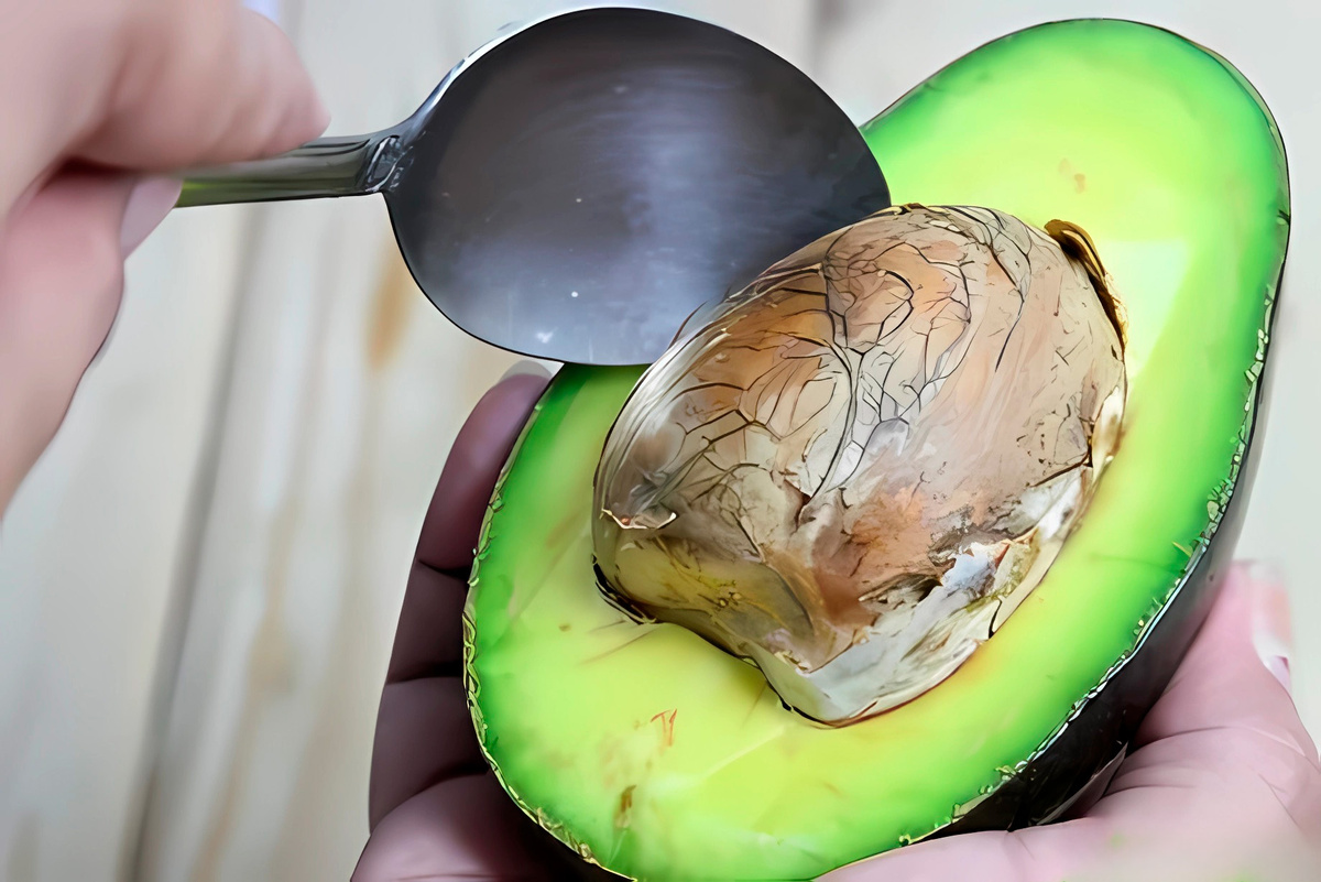 Раздели авокадо и достань косточку