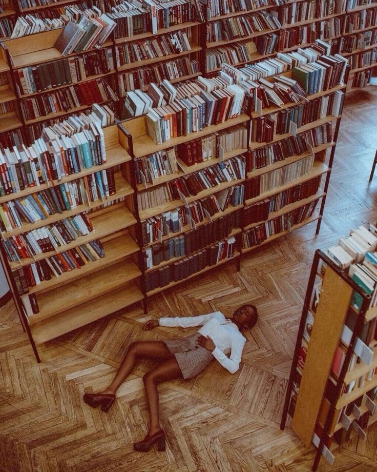 Примерно такое мое состояние сейчас...Труп в библиотеке (шутка!). Картинка взята из Интернета.