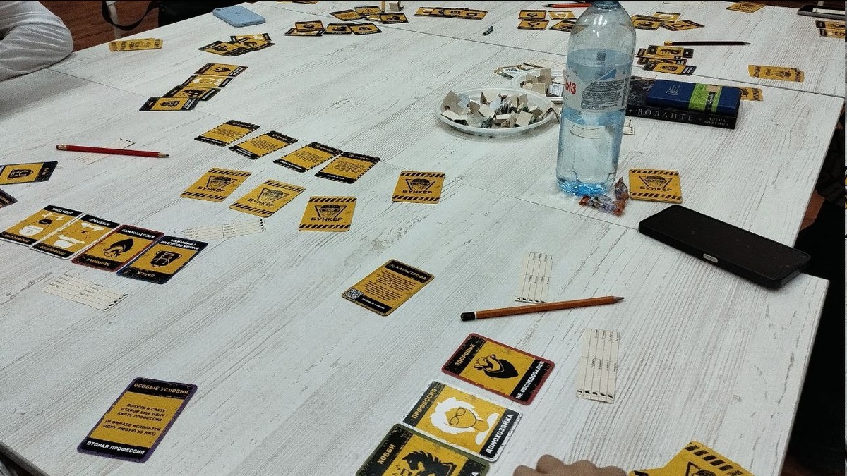 Типичный стол на "Державинской игротеке". Хаос, обсуждения и очень громко! 