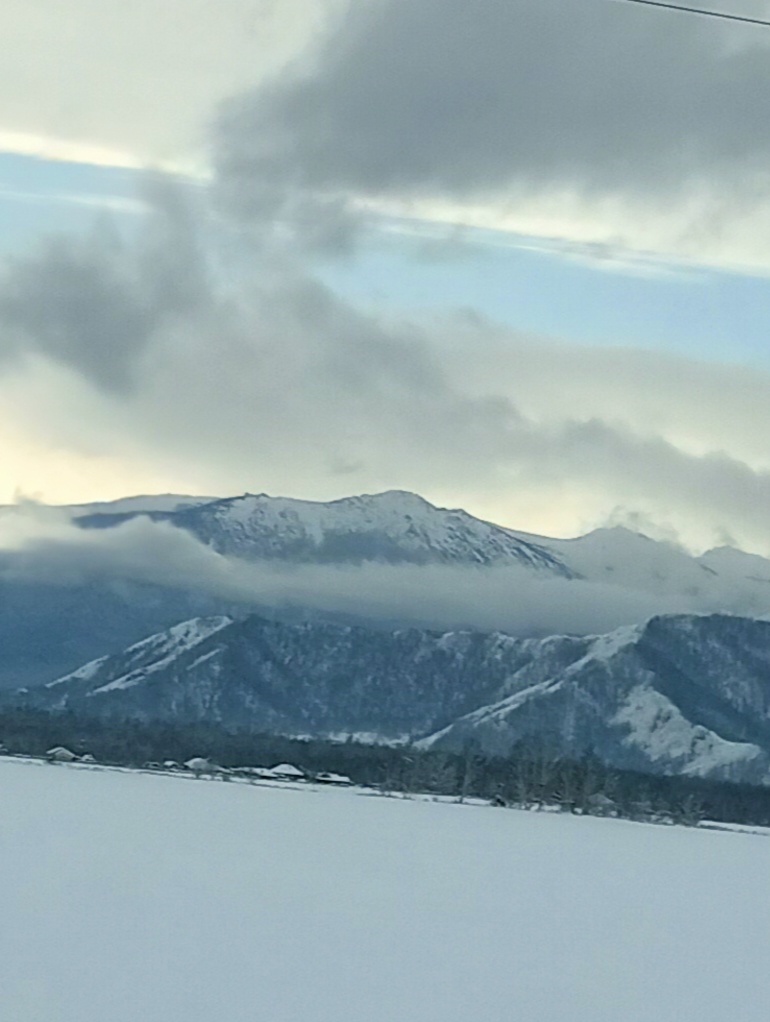 Горы в дымке тумана .