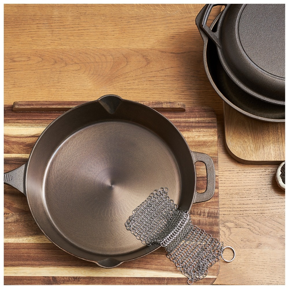 На фото: Сковорода чугунная Brasen с масляной полировкой, Ø30 см