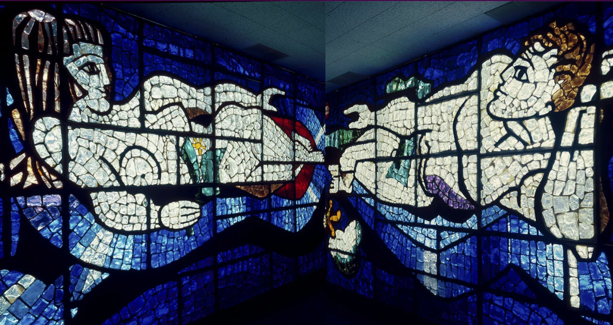 Скандальный из-за абстрактности темы витраж "Мужчина и женщина" (Московская гостиница "Интурист").