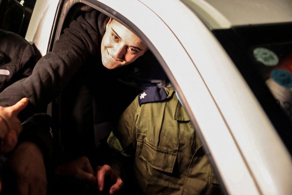 Освобожденная заложница Эмили Дамари выходит из машины ЦАХАЛ около медицинского центра «Шиба» в Рамат-Гане, 19 января 2025 года. Фото: Tomer Appelbaum / Reuters