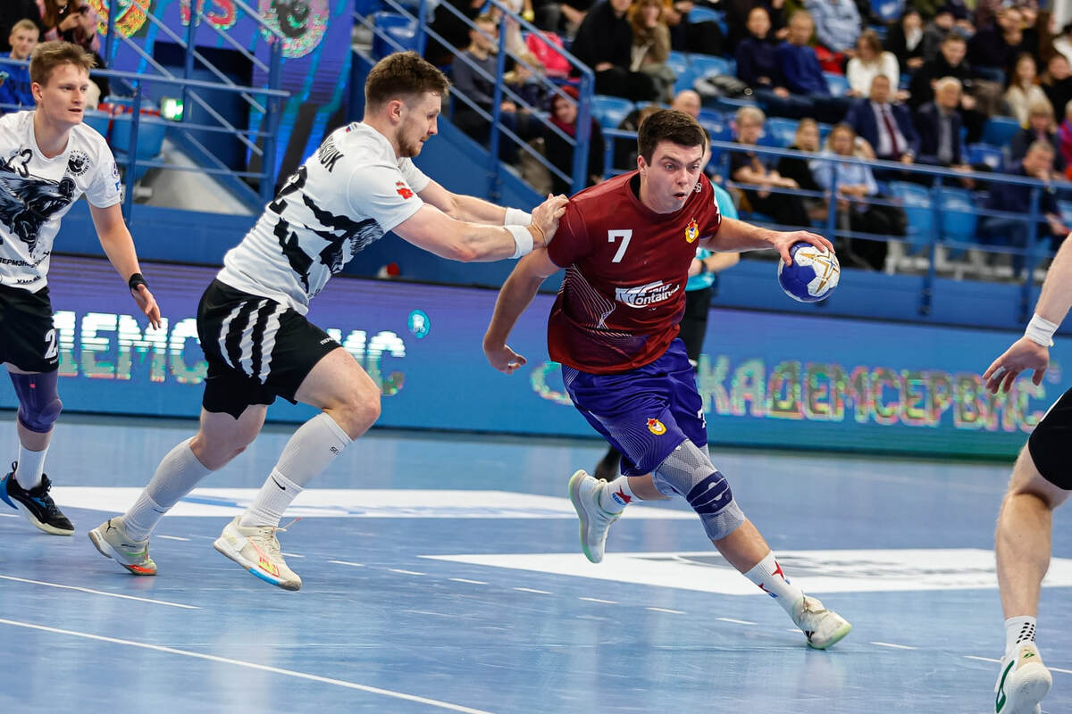    Юлиан Гирик (№7), попортивший пермякам немало крови, пока не может помочь армейцам