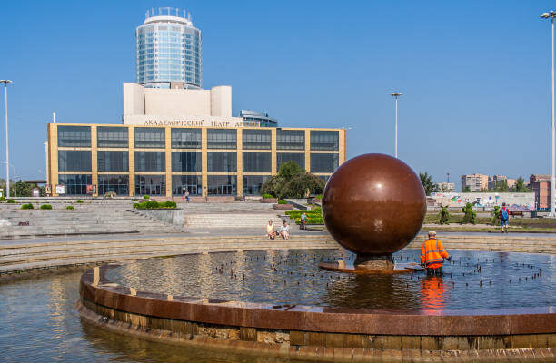 Когда-то этот театр показывал: мы можем в крупные формы! А теперь сзади Сити и башня "Исеть"…