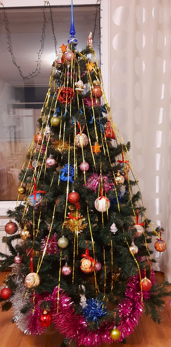 Фото автора Моя ёлка в прошлом году. В 2025 году я её установила на балконе, было круто!