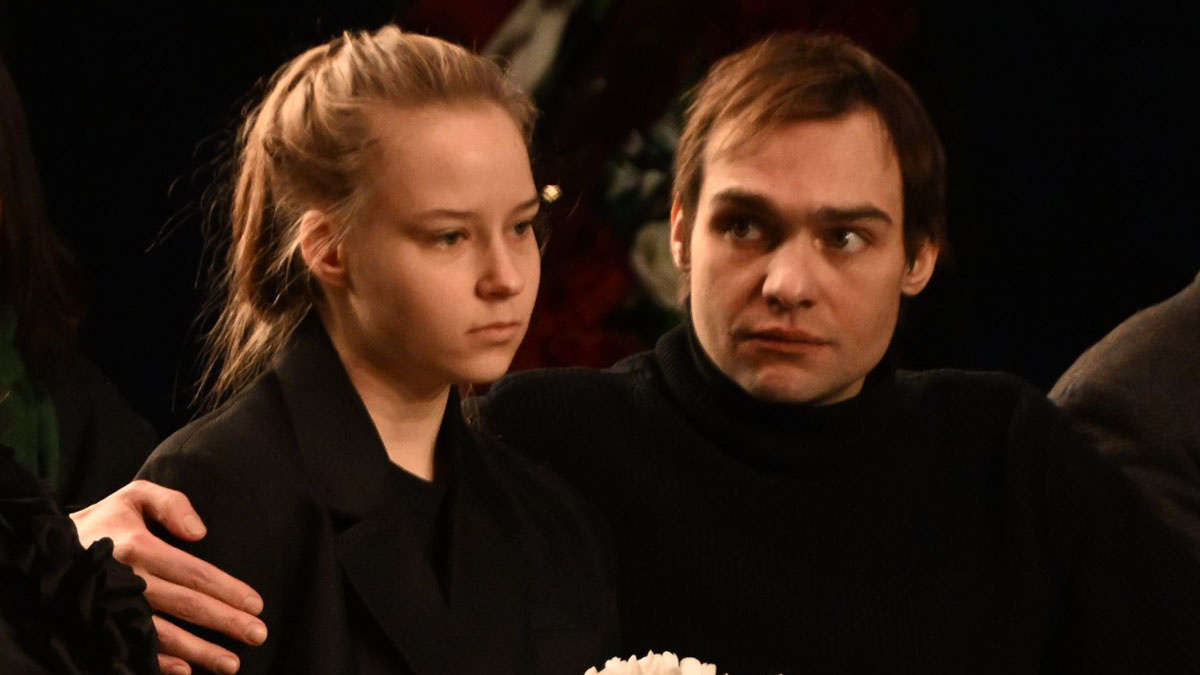 Дочь Анастасия и сын Николай на похоронах Евгении Добровольской. Фото: Global Look Press