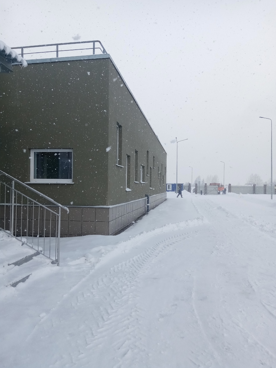 Снег весь день сыпет. 