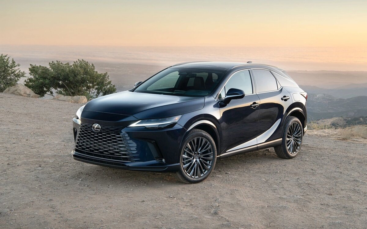 Lexus RX основан на новой модульной платформе GA-K (TNGA) и получил обновленную заднюю подвеску, заменившую стойки McPherson на многорычажную систему. Двигатели расположены поперечно, и их множество, большинство из которых являются гибридными с четырьмя цилиндрами. Однако на российском рынке в основном доступны начальные бензиновые версии RX 350 с 2,4-литровым турбомотором мощностью 249 л.с. или 279 л.с. (430 Нм), которые работают в паре с 8-ступенчатой автоматической трансмиссией. В случае более мощной версии разгон до 100 км/ч занимает 7,1 секунды. Почти все модели, представленные в России, имеют полный привод с электронно управляемой муфтой.

Иногда можно встретить в продаже гибрид RX 350h, который оснащен 2,5-литровым атмосферным двигателем и электромеханическим вариатором, а также опциональным задним приводом E-Four, обеспечиваемым отдельным электромотором на задней оси. Общая мощность составляет 250 л.с., а стартовая цена — от 11,5 млн руб.

Дилеры также предлагают более мощные версии RX 500h F Sport Performance по цене от 13,7 млн руб. Эти модели оснащены 371-сильным агрегатом (550 Нм) на базе 2,4-литрового турбомотора и 6-ступенчатой автоматической коробкой передач. Электродвигатель расположен между ДВС и трансмиссией, а полный привод реализован благодаря дополнительному электромотору мощностью 109 л.с. на задней оси. Разгон до 100 км/ч у Sport Performance занимает всего 6 секунд. Это наиболее спортивный RX с полноуправляемым шасси и шестипоршневыми тормозами спереди. Промежуточную версию подзаряжаемого гибрида 450h+ в России практически невозможно найти, хотя она уже в базовой комплектации имеет полный привод E-Four и пиковую мощность до 306 л.с., а также возможность зарядки от сети.

На данный момент самым очевидным выбором остается начальный RX 350 с бензиновым двигателем, который поступает к нам через Канаду. Цены на RX 350 варьируются от 10,6 млн до 12,5 млн руб., а комплектации включают Executive, Executive+, F Sport+ и Luxury.
