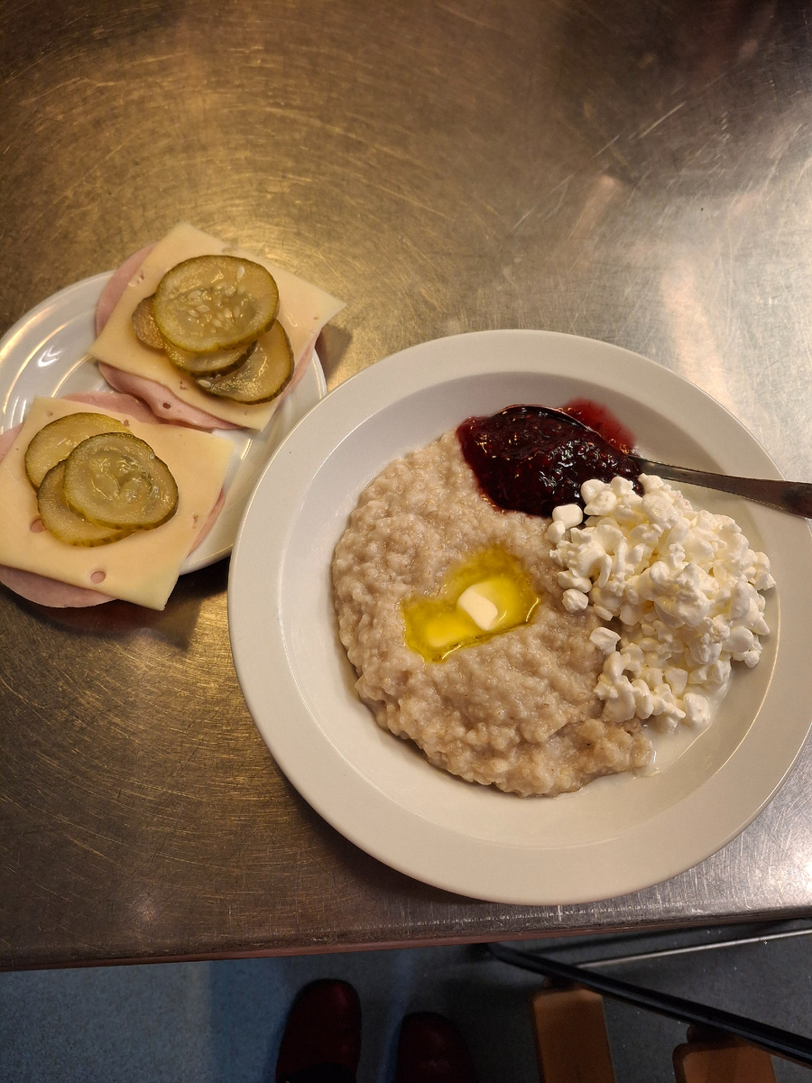 Завтрак каша овсяная,масло,творог,варенье,сыр 25 окорок св.30,огурец солёный.