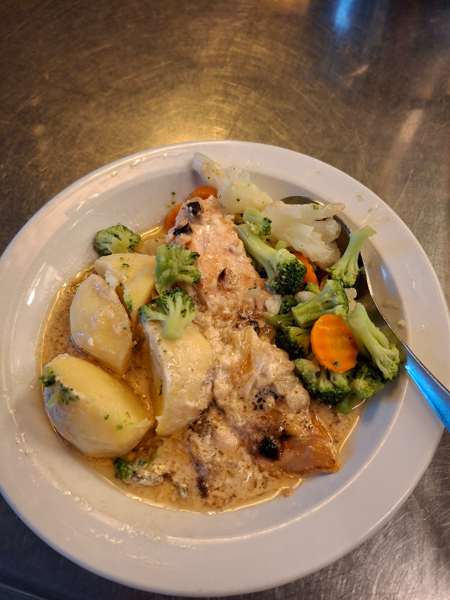 Обед: рыба с овощами