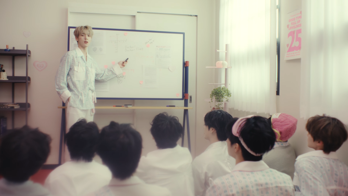    Кадр из клипа на песню Doctor! Doctor!Кадр из видео