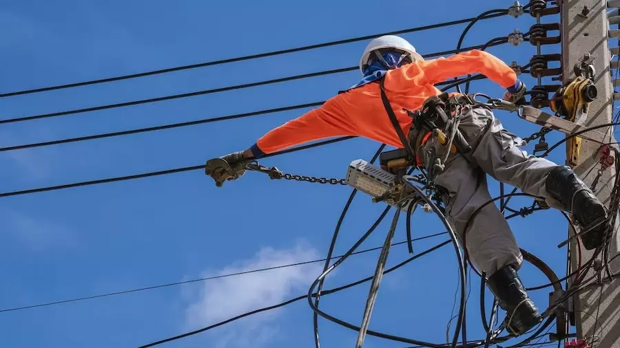 Интернет-провайдеры судятся с «Россетями» из-за столбов. Фото: feepik.com